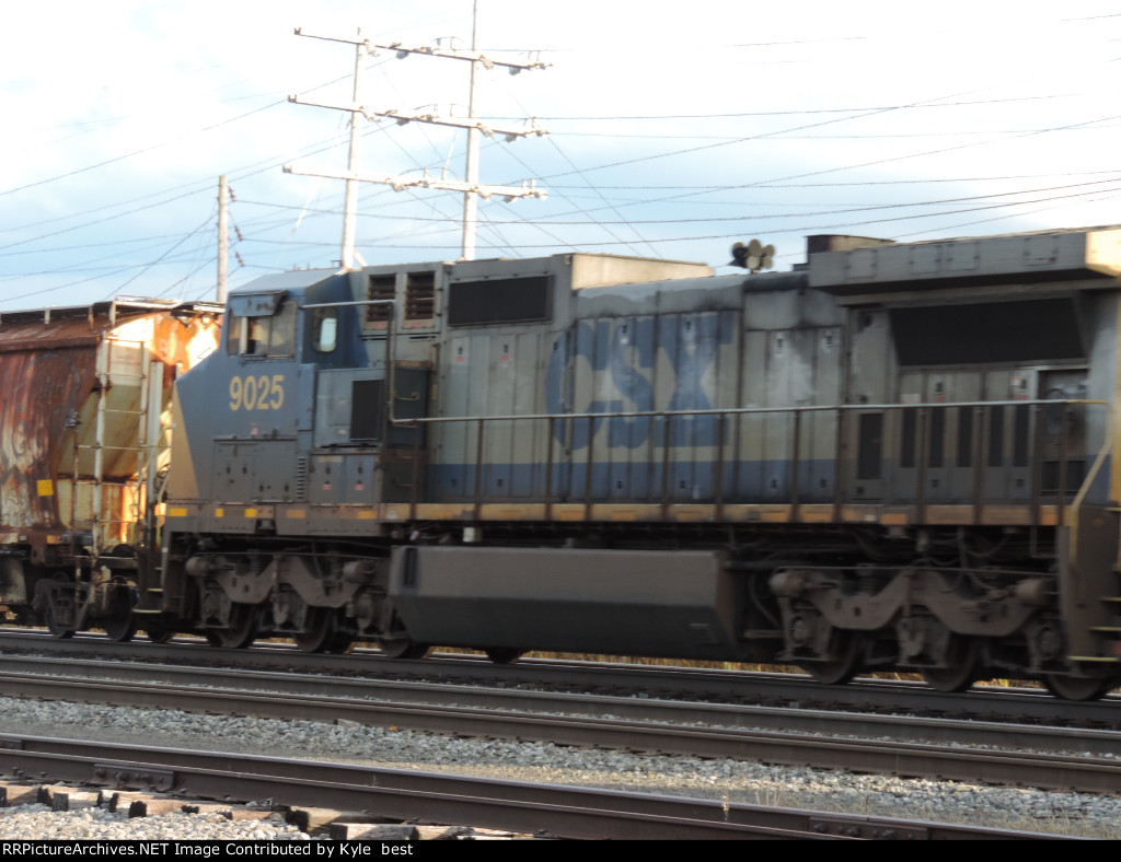 CSX 9025 on M561